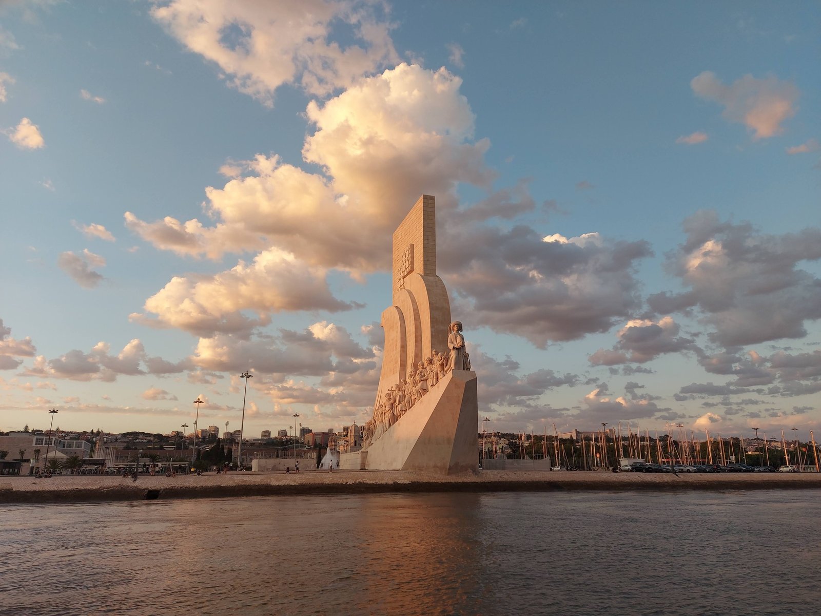 O pôr do sol torna tudo mais bonito 🤗

#sunset #passeiodebarco #boattour #trip #tagusriver #riotejo #lisboa #lisbon #travel #sailing #visitportugal #portugal #europe