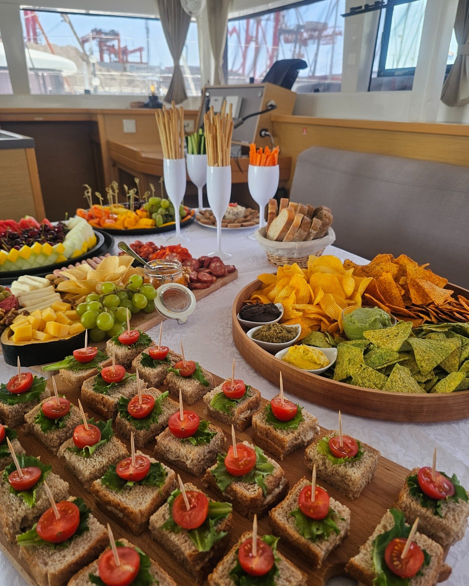 Sabores frescos, fruta tropical, mini delícias e... vista 360º sobre Lisboa 🚤
Marque já o seu passeio e crie memórias para a vida! 💬