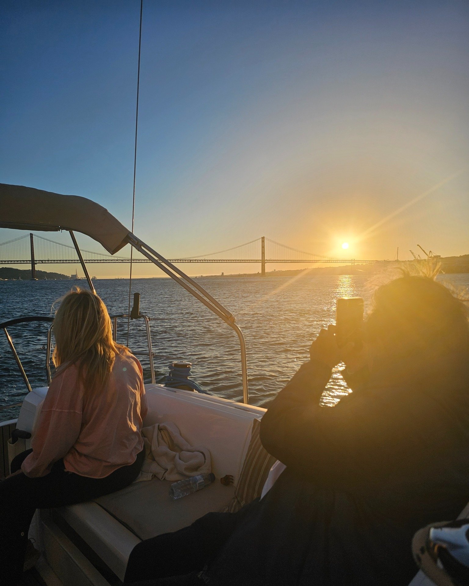 Quando o sol se começa a despedir dos nossos convidados 🌅

#sunset #passeiodebarco #guests #boattour #trip #tagusriver #riotejo #lisboa #lisbon #travel #sailing #visitportugal #portugal #europe