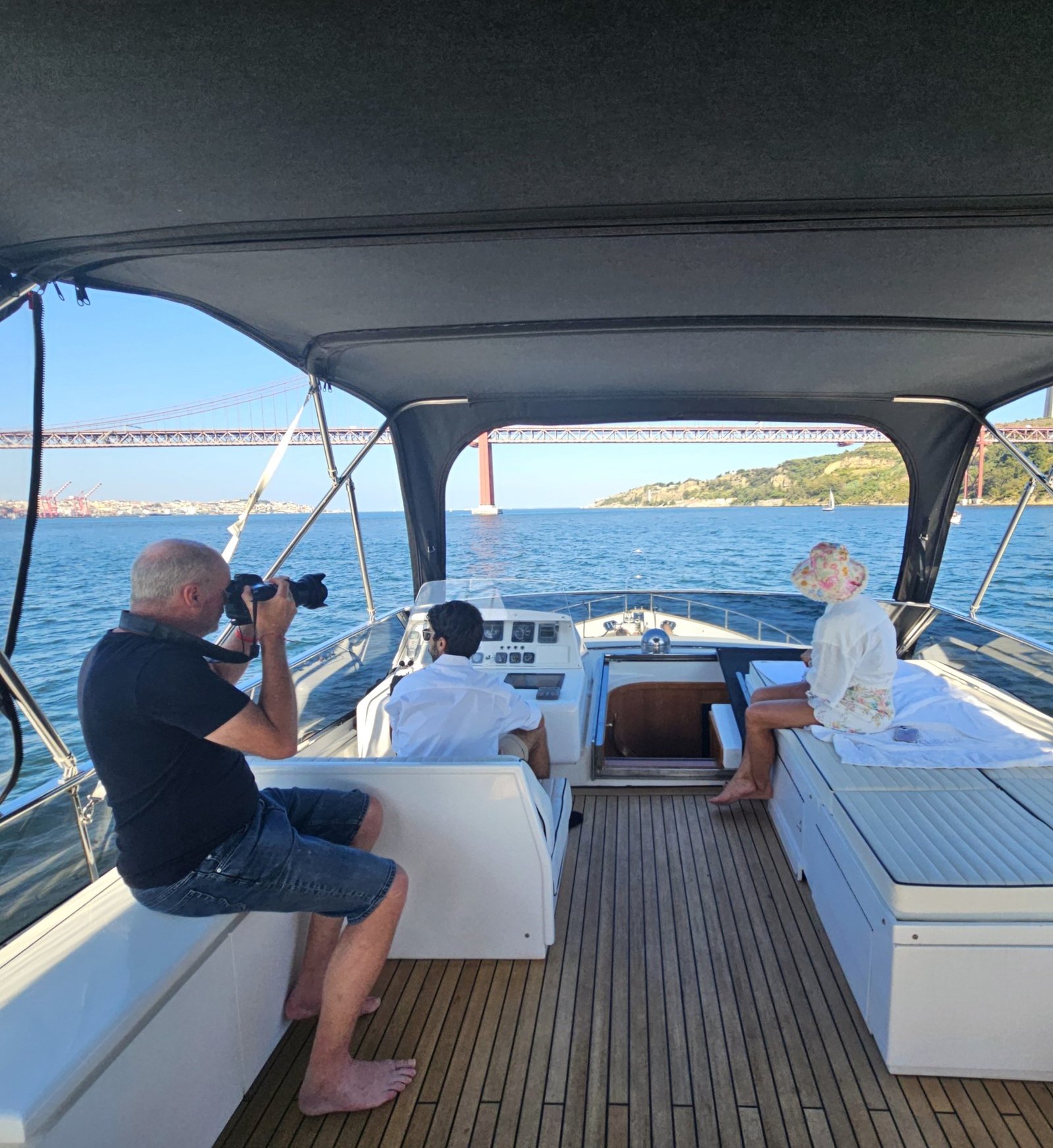 Mais alguém que não dispensa a sua máquina fotográfica durante os passeios? 😍🙋🏻‍♀️

#passeiodebarco #boattour #trip #photography #photographer #camera #tagusriver #riotejo #lisboa #love #lovers #lisbon #travel #sailing #visitportugal #portugal #europe