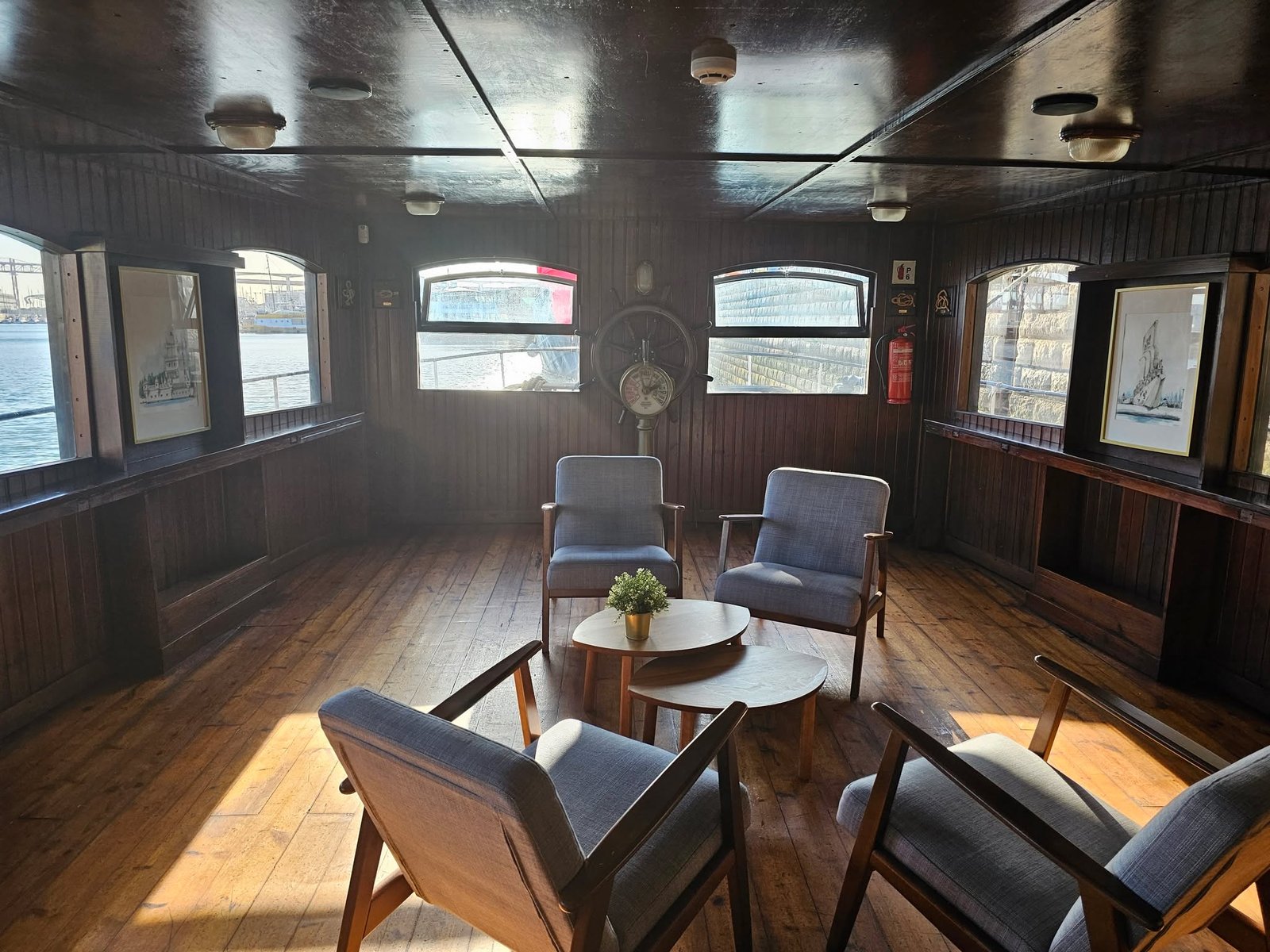 Alguém reconhece este interior? 🧐😍

#passeiodebarco #boat #confortableinterior #interiordesign #riotejo #lisboa #privateboattour #tagusriver #lisbon #travel #sailing #visitportugal #portugal