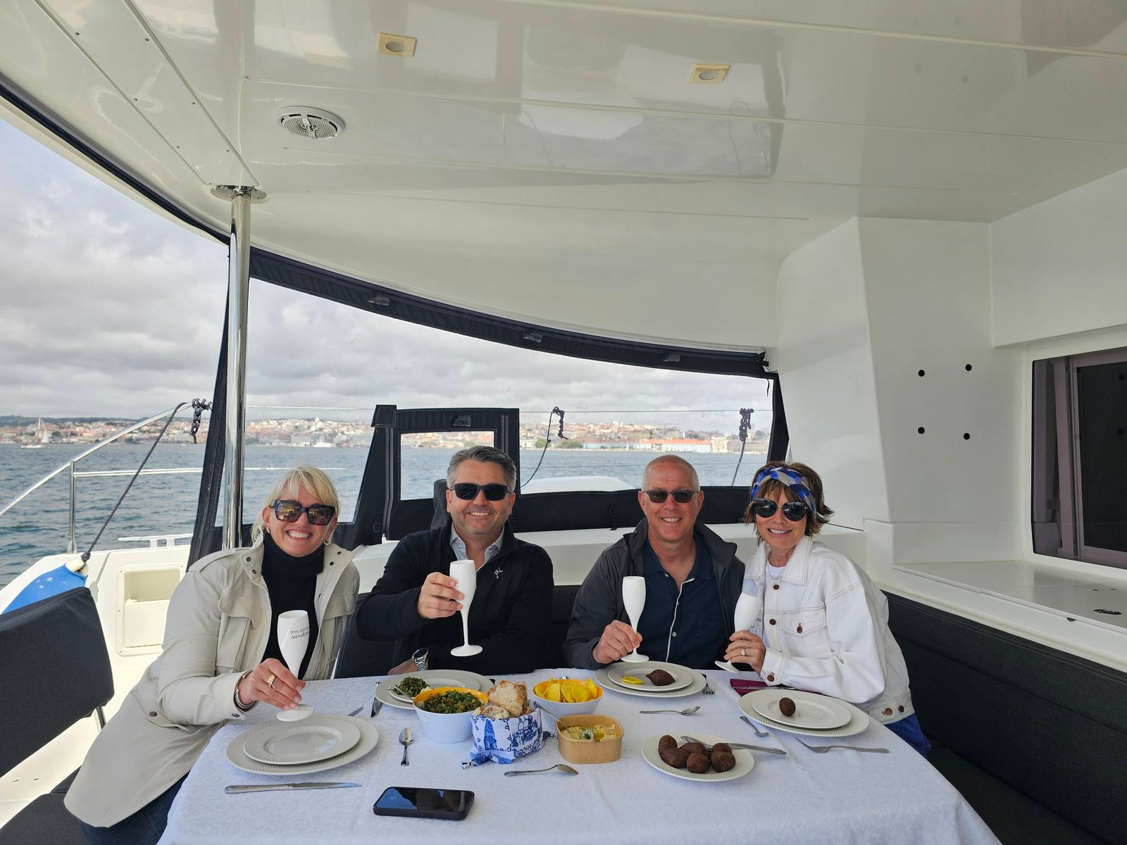 Um brinde às boas amizades e aos bons momentos 🥂

#friends #boattour #tagusriver #lisbon #passeiodebarco #riotejo #lisboa #travel #vacation #sailing #visitportugal #portugal