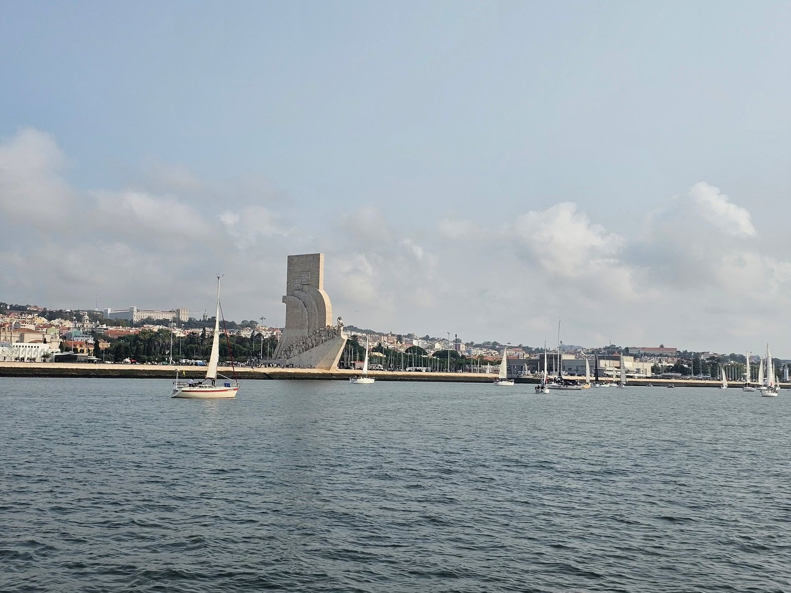 Navegar pelo Tejo é contemplar monumentos que contam a história de Portugal. Venha descobrir connosco!