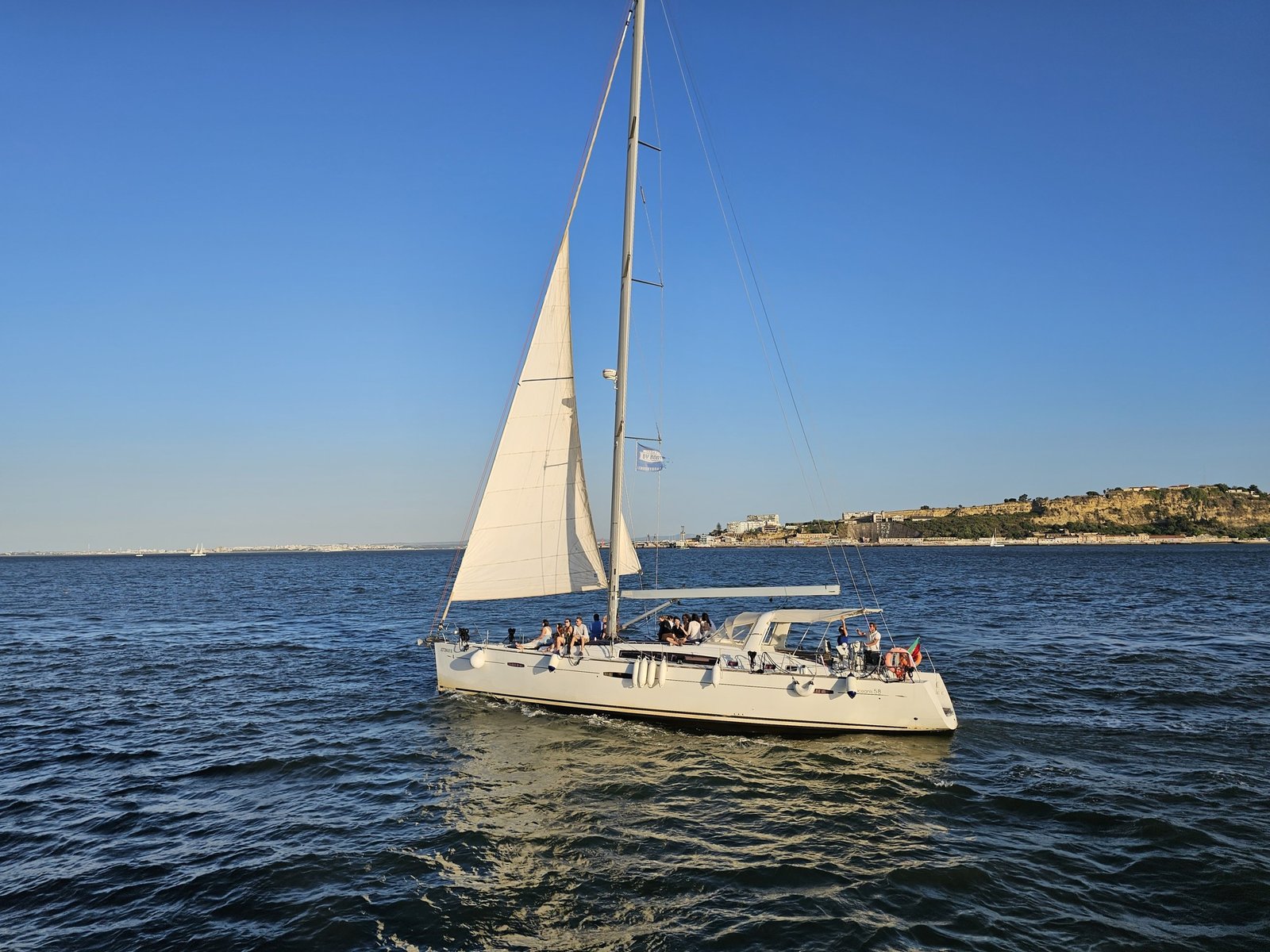 Os dias de sol vieram para ficar! 🙌
Desfrute de um passeio de barco pelo rio Tejo e descubra as vistas fantásticas que esperam por si 😁

#veleiros  #riotejo #lisboa #sailboat #boattour #tagusriver #lisbon #travel
#vacation #sailing #visitportugal #portugal #portugallovers