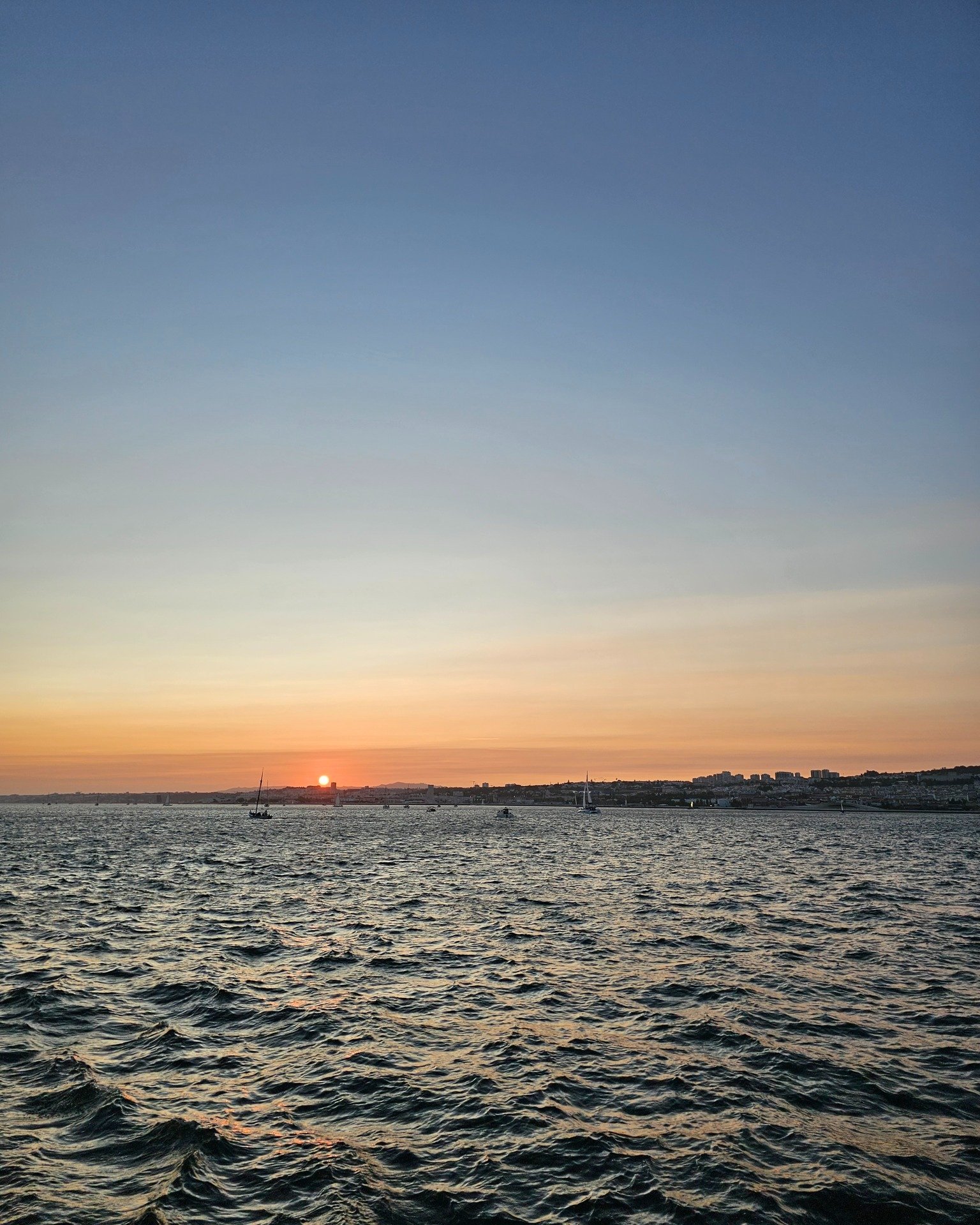 A melhor altura do dia 🌅

#passeiodebarco #sunset #sunsetphotography #sunsetlovers #boattour #trip #tagusriver #riotejo #lisboa #lisbon #travel #sailing #visitportugal #portugal #europe