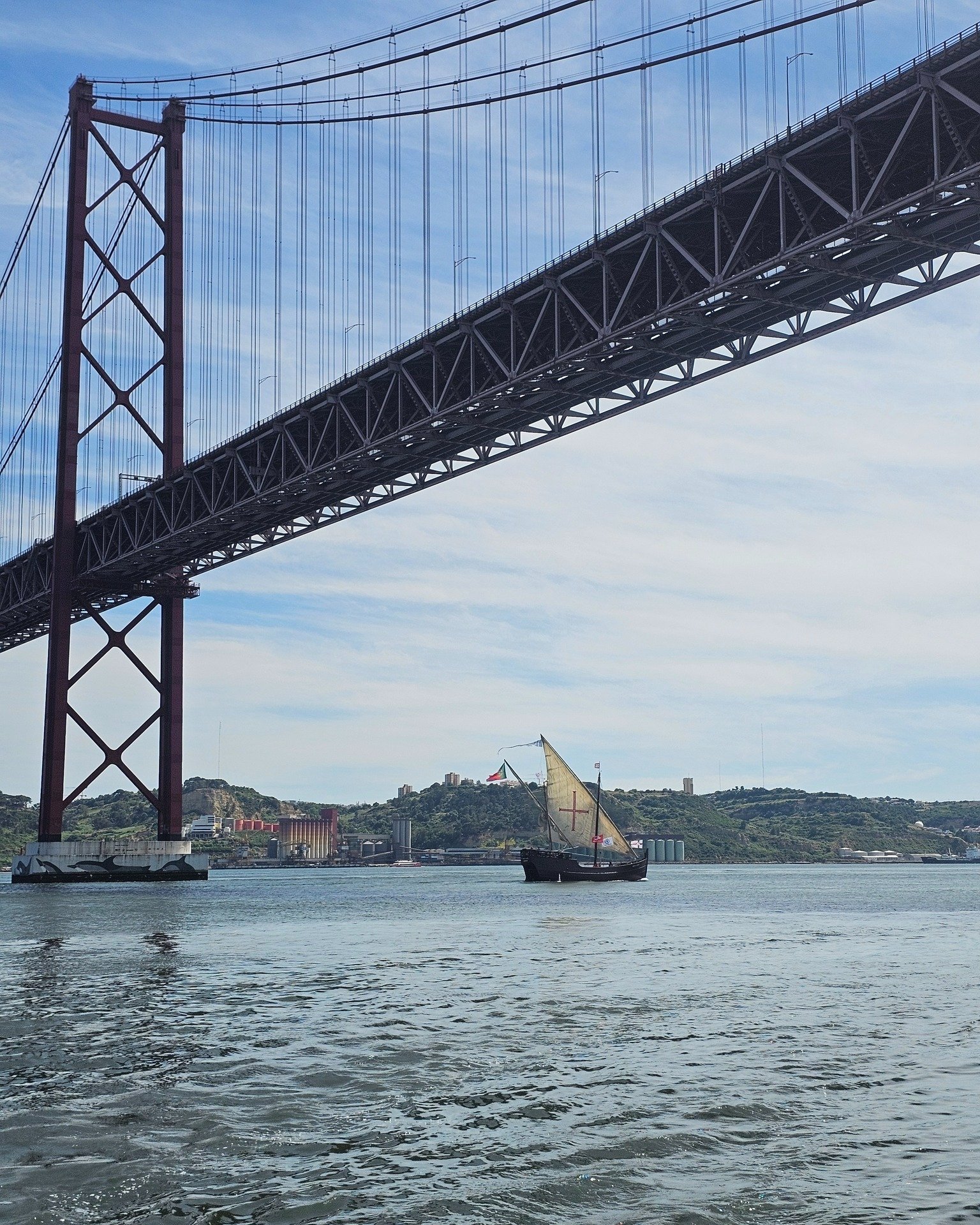A Caravela Vera Cruz é uma réplica exata de uma das embarcações históricas que navegou nos tempos das descobertas. Enquanto esta passa sob a Ponte 25 de Abril, nós aproveitamos a vista! ⛵

#CaravelaVeraCruz #LisbonSightSailing #Ponte25deAbril #RotaDasDescobertas