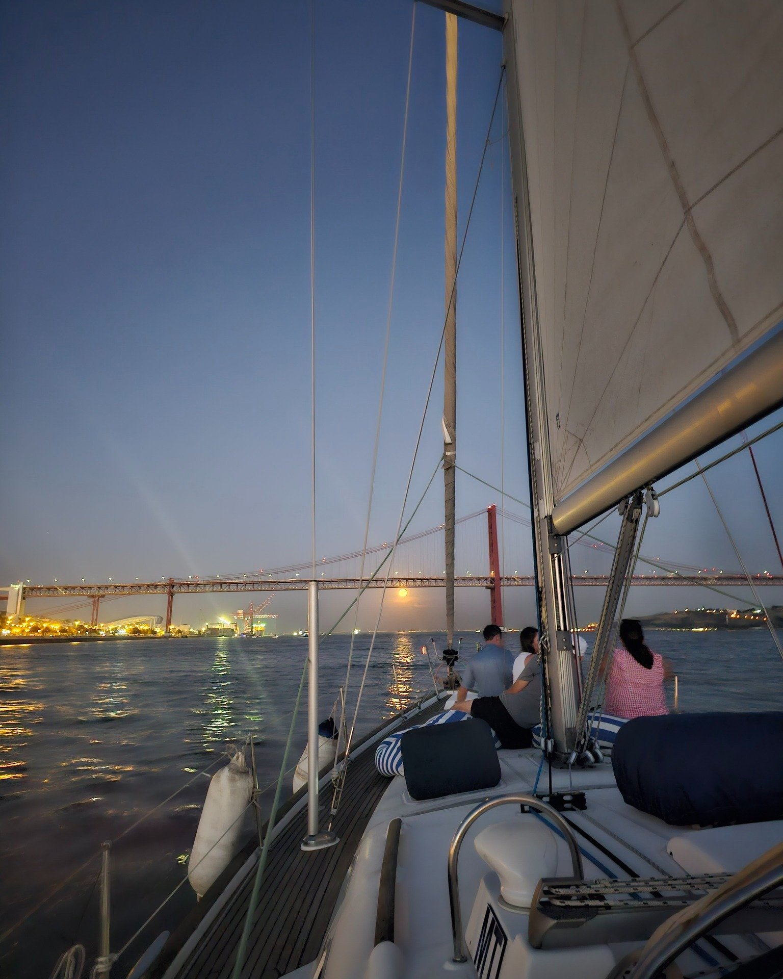 Regressando às Docas para terminar este maravilhoso passeio de barco 🌅🤩

#sunset #passeiodebarco #guests #friends #boattour #trip #tagusriver #riotejo #lisboa #lisbon #travel #sailing #sailinglovers #sailingtour #visitportugal #portugal #europe