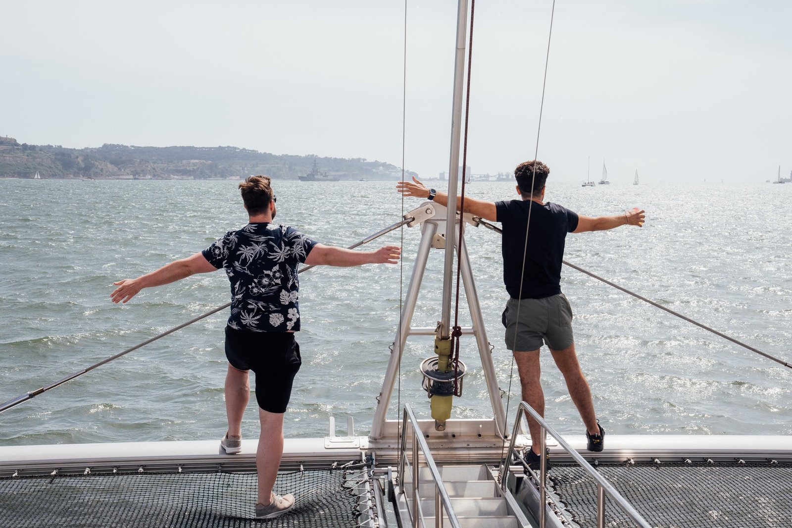 Pronto para abraçar momentos inesquecíveis? Venha aproveitar os dias de sol durante um passeio de barco no Rio Tejo! ☀😎

#passeiodebarco #boattour #trip #tagusriver #sun #riotejo #lisboa #lisbon #travel #fun #sailing #visitportugal #portugal #europe