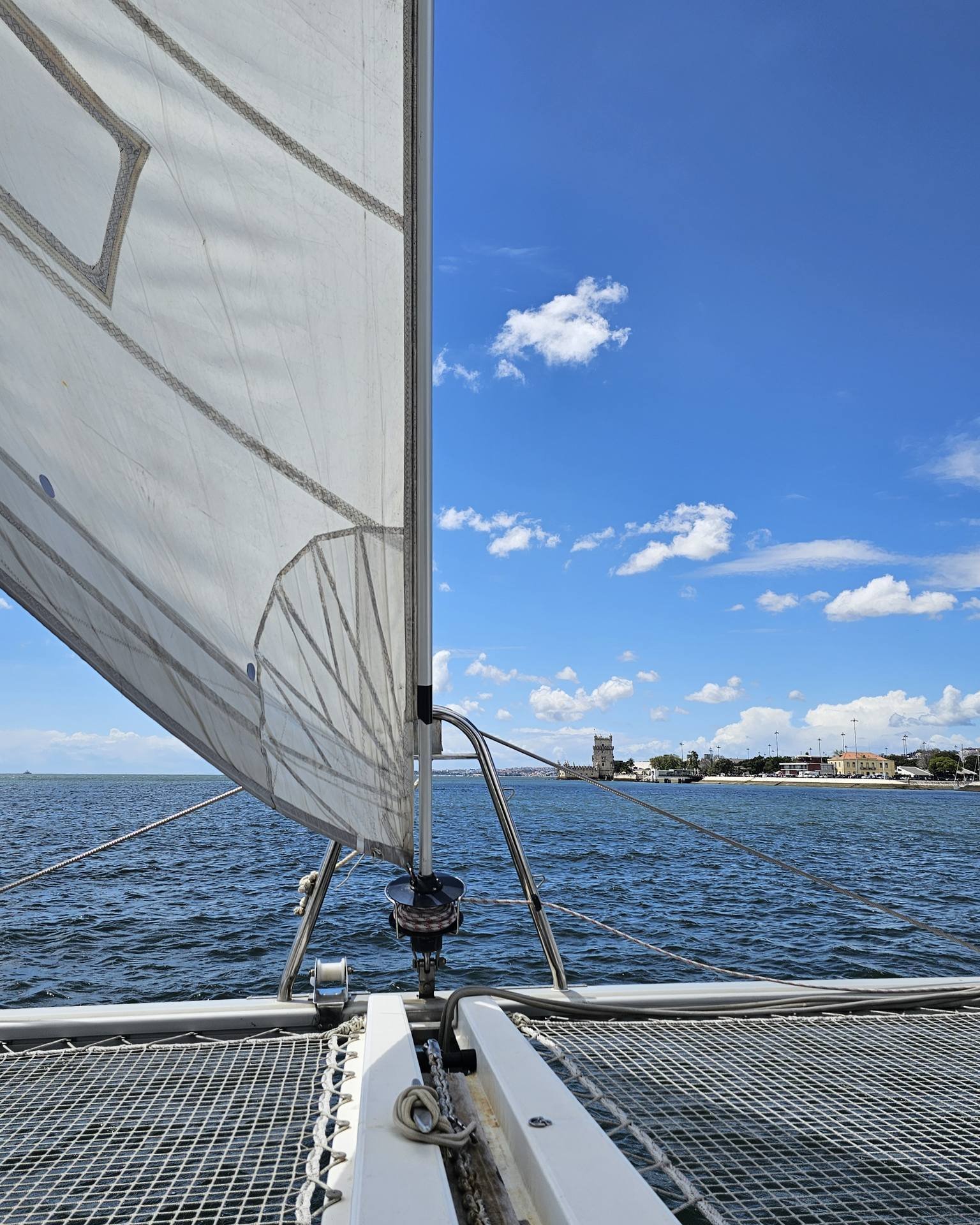 Rumo à “nossa” Torre de Belém 🤗

#torredebelém #belémtower #passeiodebarco #riotejo #lisboa #privateboattour #tagusriver #lisbon #travel #vacation #sailing #visitportugal #portugal