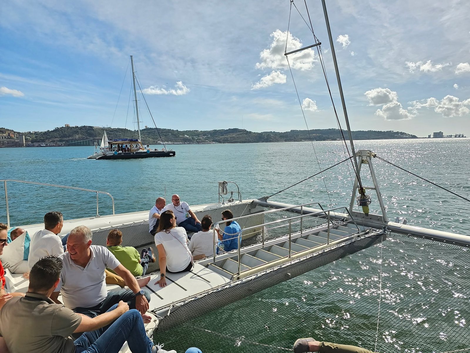 Os team-buildings no Rio Tejo têm um sabor especial ✨

#friends #teambuilding #companytrip #passeiodebarco #boattour #trip #tagusriver #riotejo #lisboa #lisbon #travel #sailing #visitportugal #portugal #europe