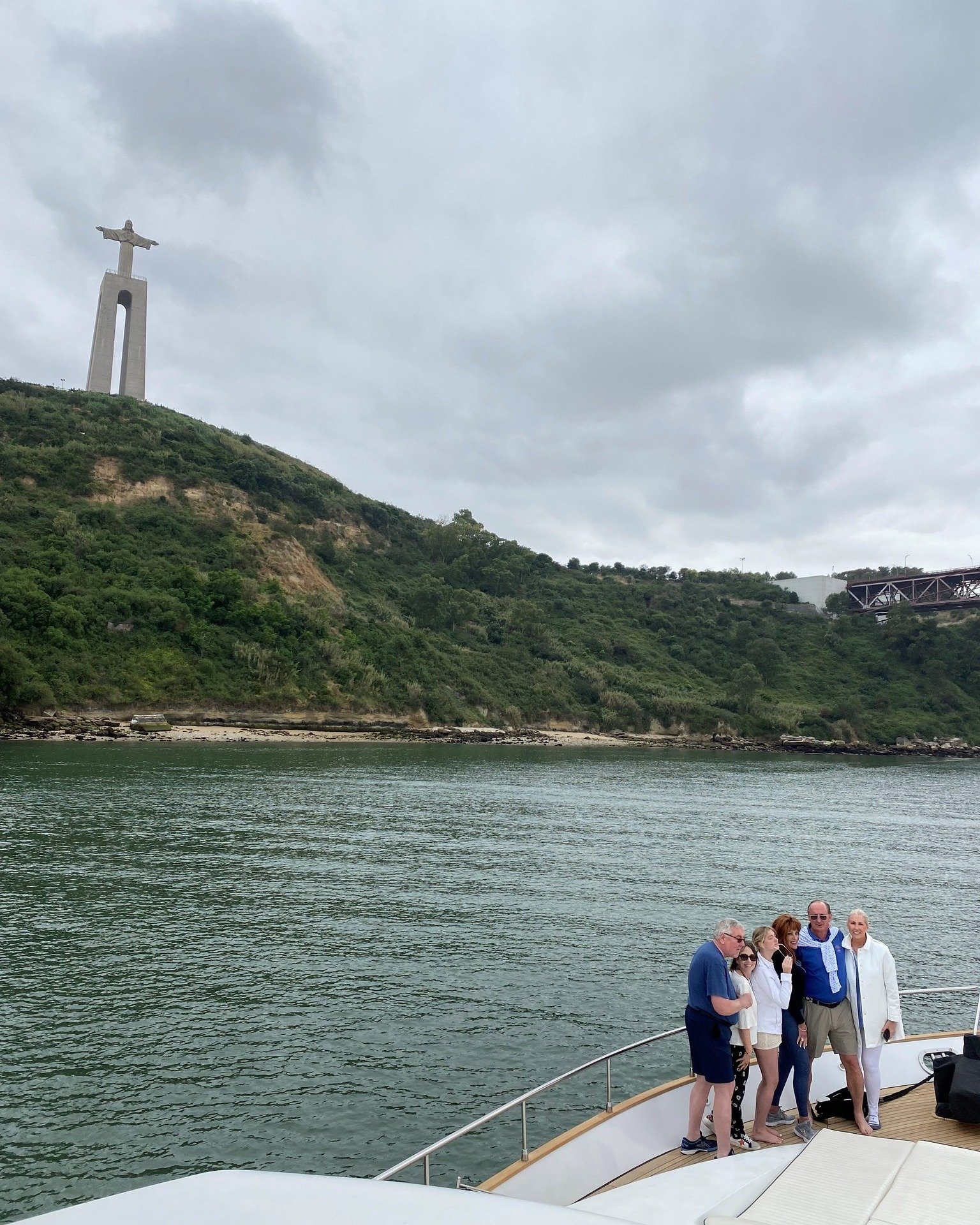 Ninguém perde a oportunidade de tirar foto com o famoso Cristo Rei 🤭

#passeiodebarco #boattour #trip #tagusriver #riotejo #lisboa #lisbon #travel #sailing #visitportugal #portugal #europe