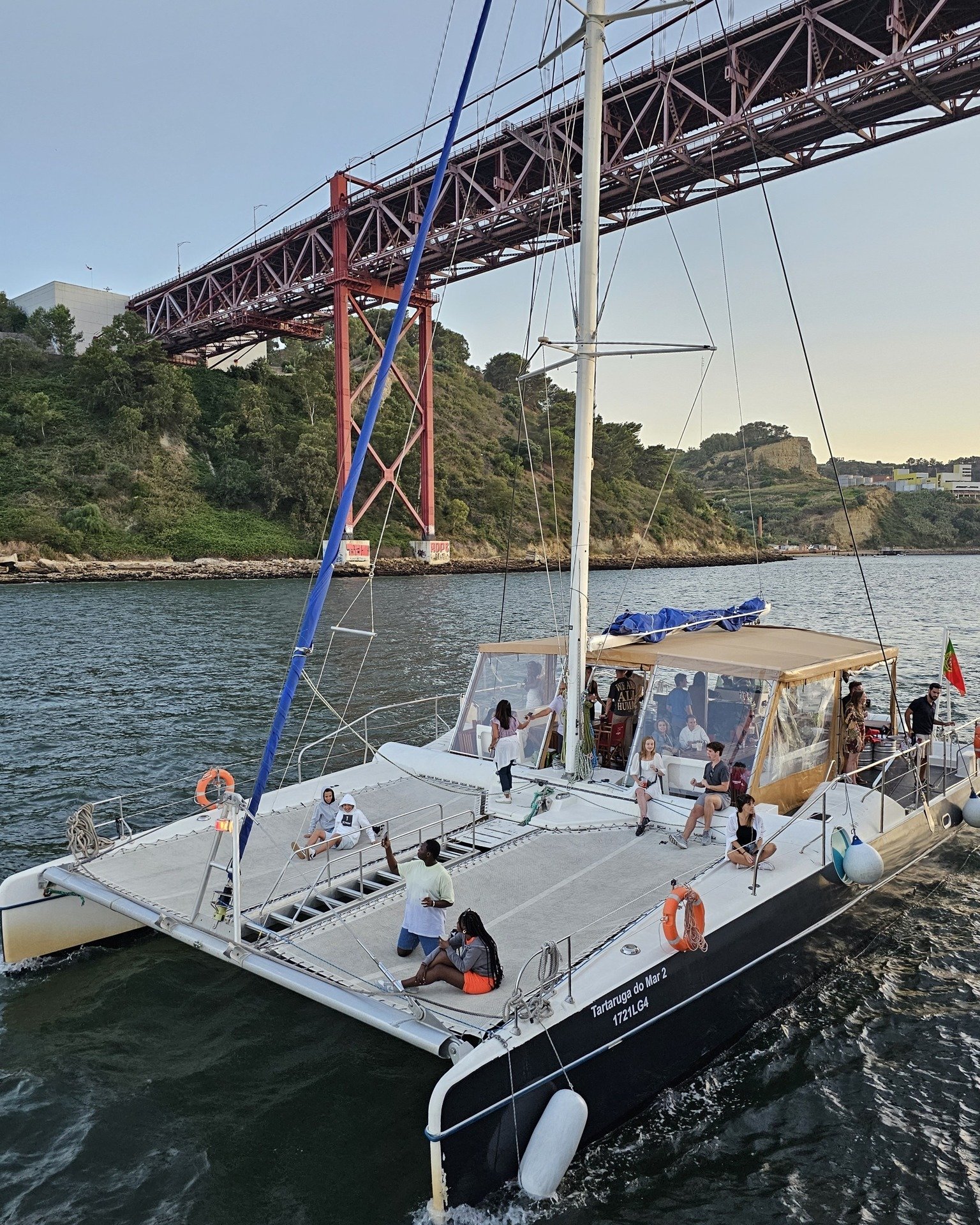 Mais um final de tarde cheio de muita animação 🤩

#friends #passeiodebarco #boattour #trip #tagusriver #riotejo #lisboa #lisbon #travel #sailing #visitportugal #portugal #europe