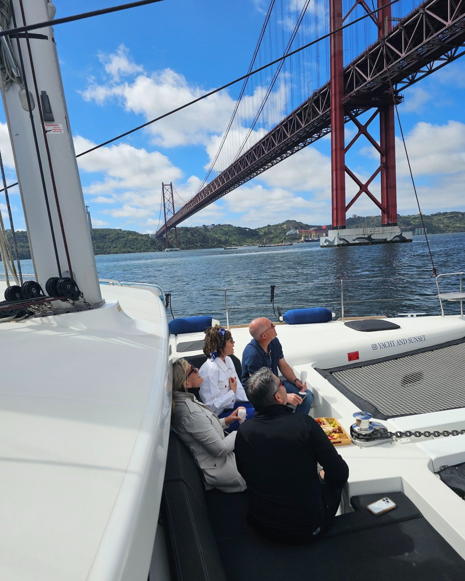 Contemplando a nossa maravilhosa Ponte 25 de Abril 🤩

#passeiodebarco #boattour #trip #tagusriver #riotejo #lisboa #lisbon #travel #sailing #visitportugal #portugal #europe