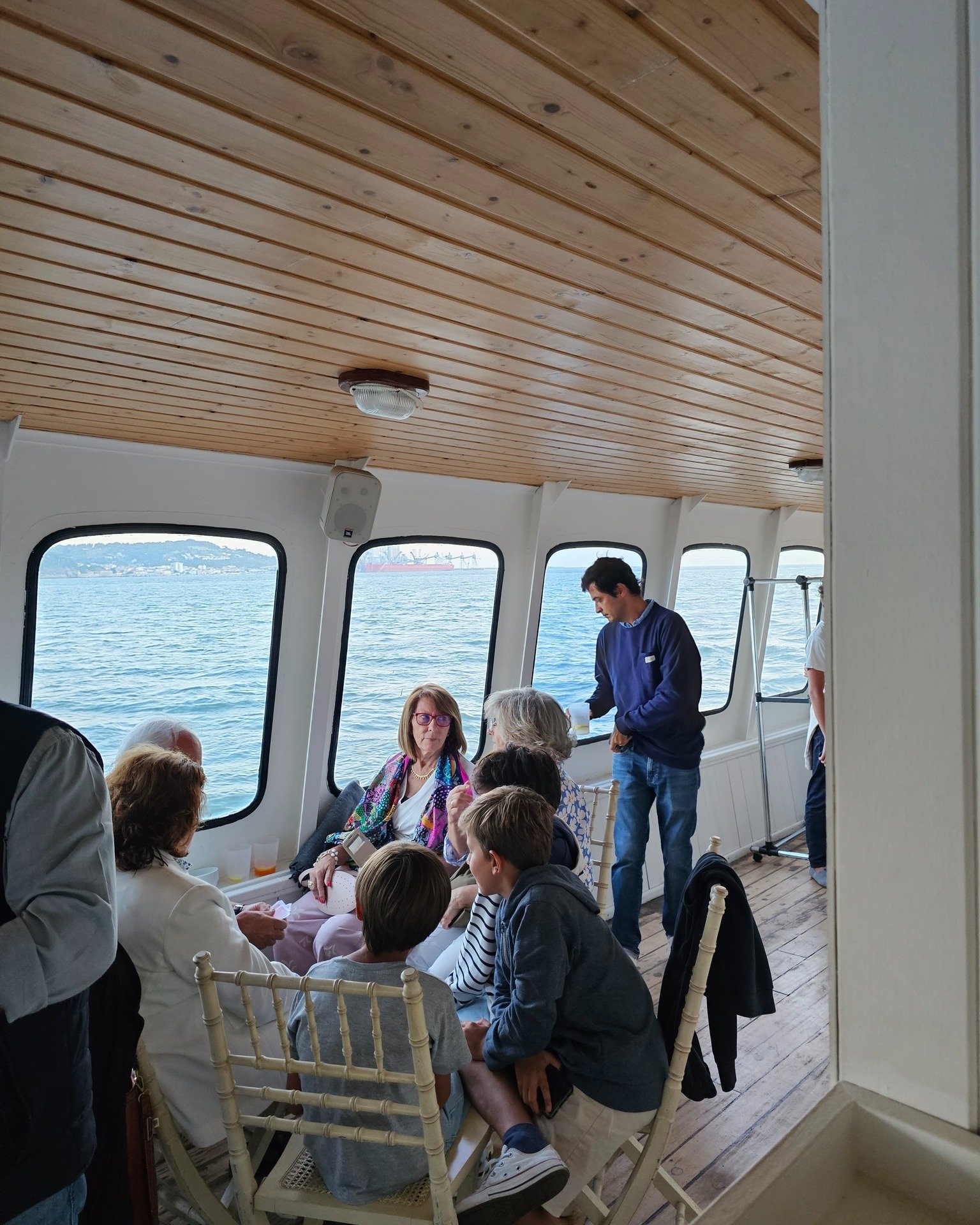 Aproveitando bons momentos de lazer com os mais novos 👧👦

#family #grandma #kids #kidsactivities #boattour #tagusriver #lisbon #passeiodebarco #riotejo #lisboa#travel #vacation #sailing #visitportugal #portugal