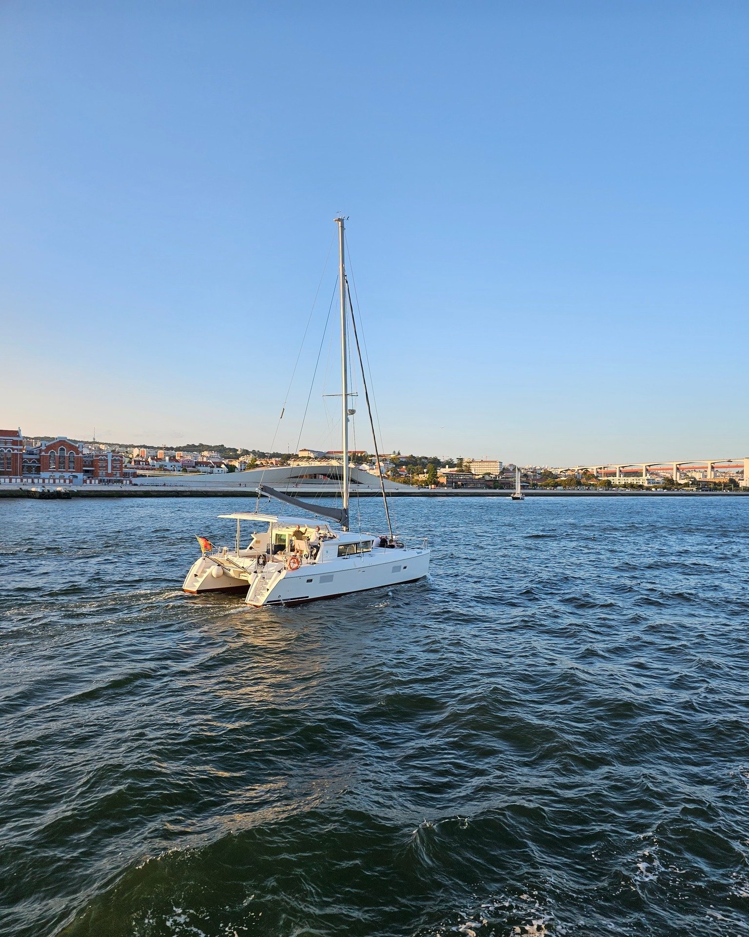 Navegar pelo Rio Tejo ao final do dia é realmente mágico 🌅 
Recomendamos a todos que vivam essa experiência pelo menos uma vez! 😉

#passeiodebarco #sunset #sunsetlovers #boattour #trip #tagusriver #riotejo #lisboa #lisbon #travel #sailing #visitportugal #portugal #europe