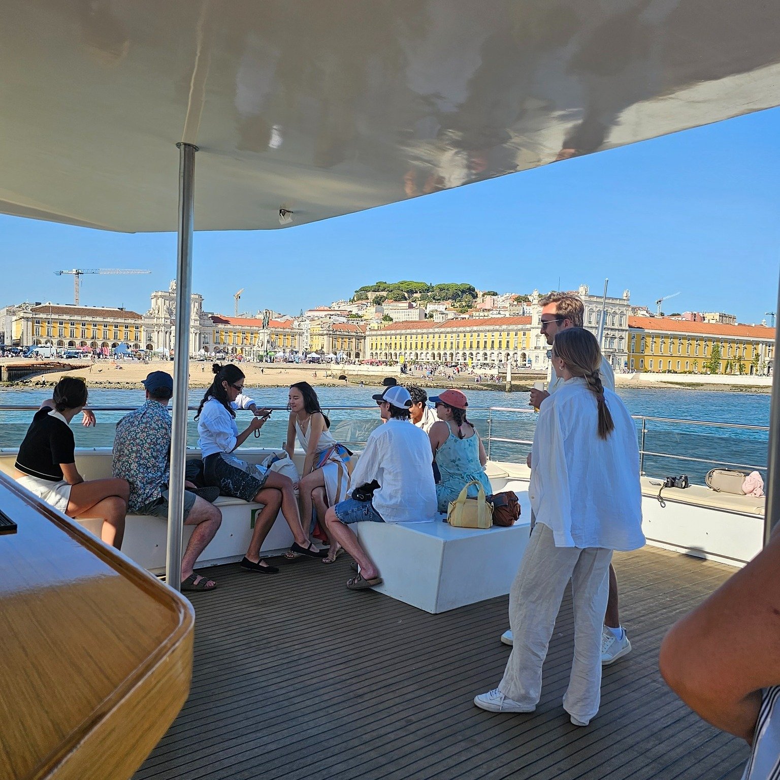 Navegando junto à Praça do Comércio. ⚓ A melhor combinação é desfrutar da companhia dos amigos enquanto se admiram as vistas e a paisagem. 🙌😎

#passeiodebarco #boattour #trip #tagusriver #friends #frienship #riotejo #lisboa #lisbon #travel #fun #sailing #visitportugal #portugal #europe