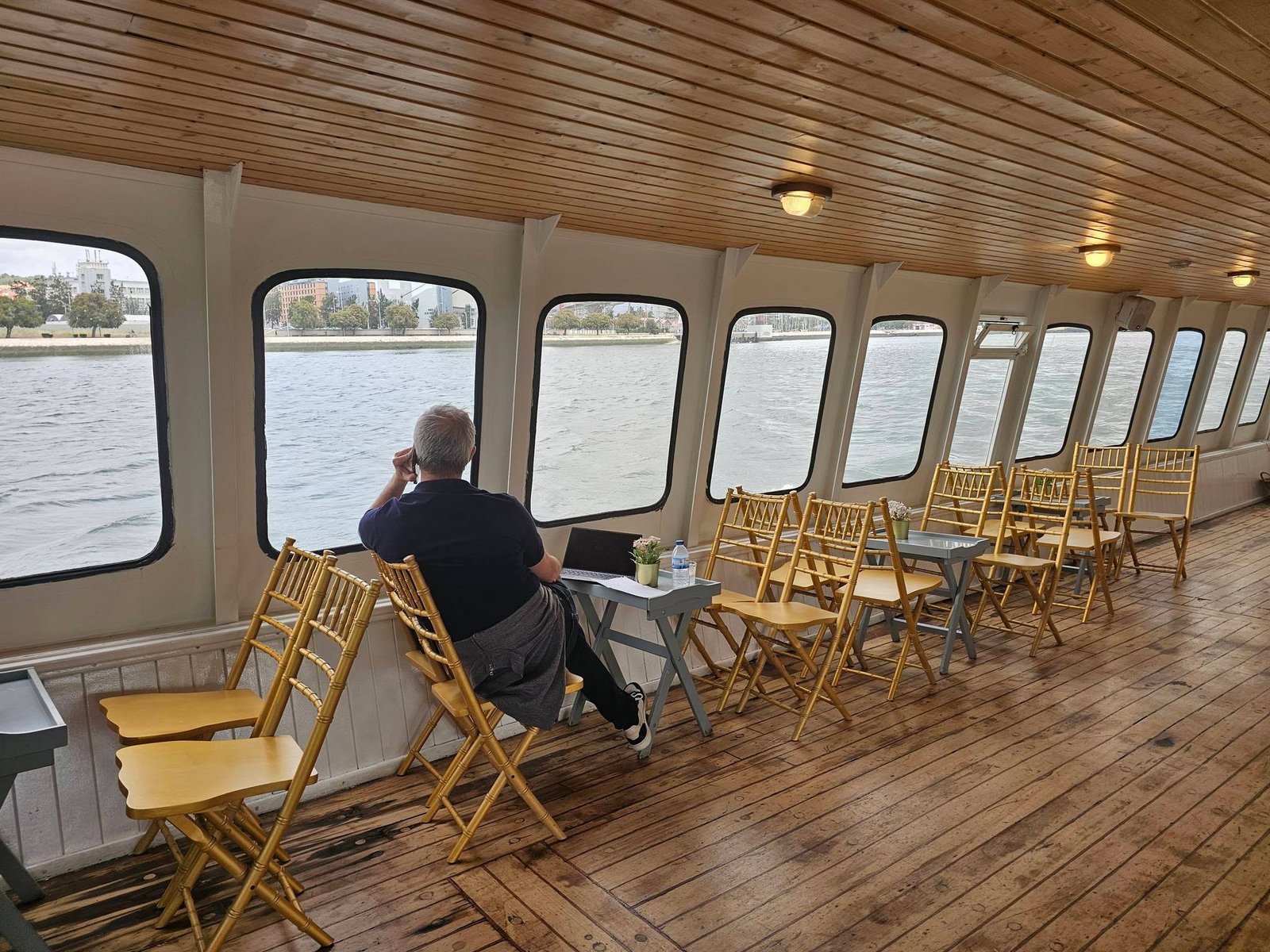 Quando o dever chama, até durante um passeio se trabalha. 💻💼📱

#passeiodebarco #riotejo #lisboa #privateboattour #tagusriver #lisbon #travel #vacation #sailing #visitportugal #portugal