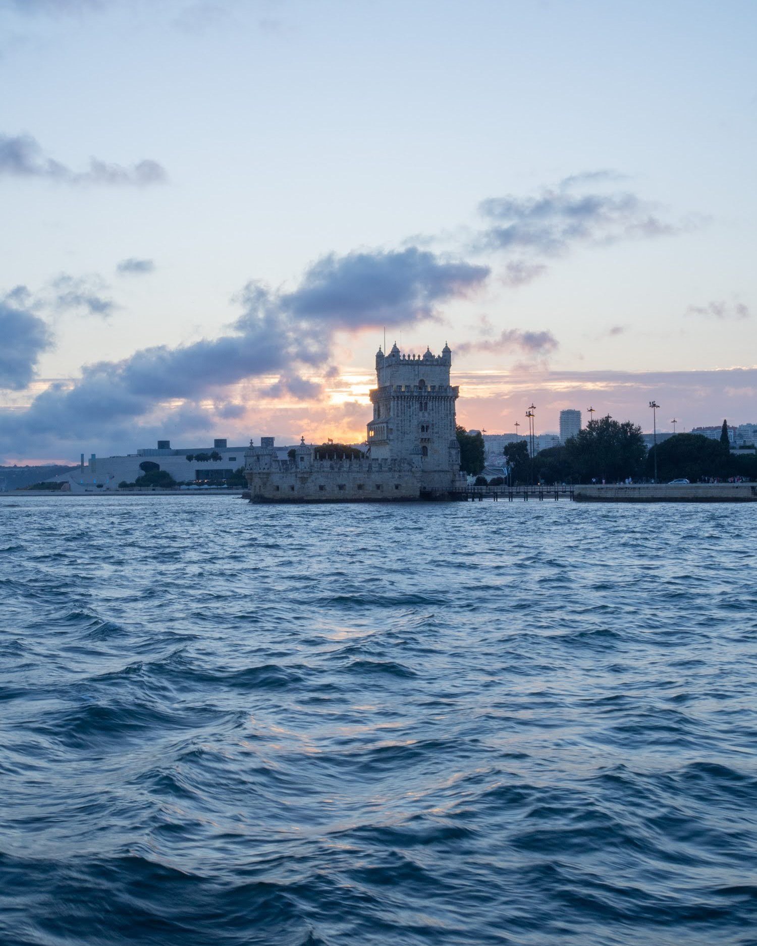 O pôr do sol em Lisboa é inesquecível! 😎

#sunset #passeiodebarco #boattour #trip #tagusriver #riotejo #lisboa #lisbon #travel #sailing #visitportugal #portugal #europe