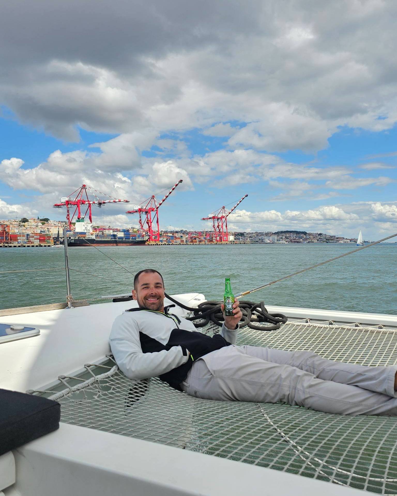 A nossa tripulação também merece aproveitar estes momentos! Verdade ou mentira? 😄

#tripulação #passeiodebarco #riotejo #lisboa #privateboattour #tagusriver #lisbon #travel #vacation #sailing #visitportugal #portugal