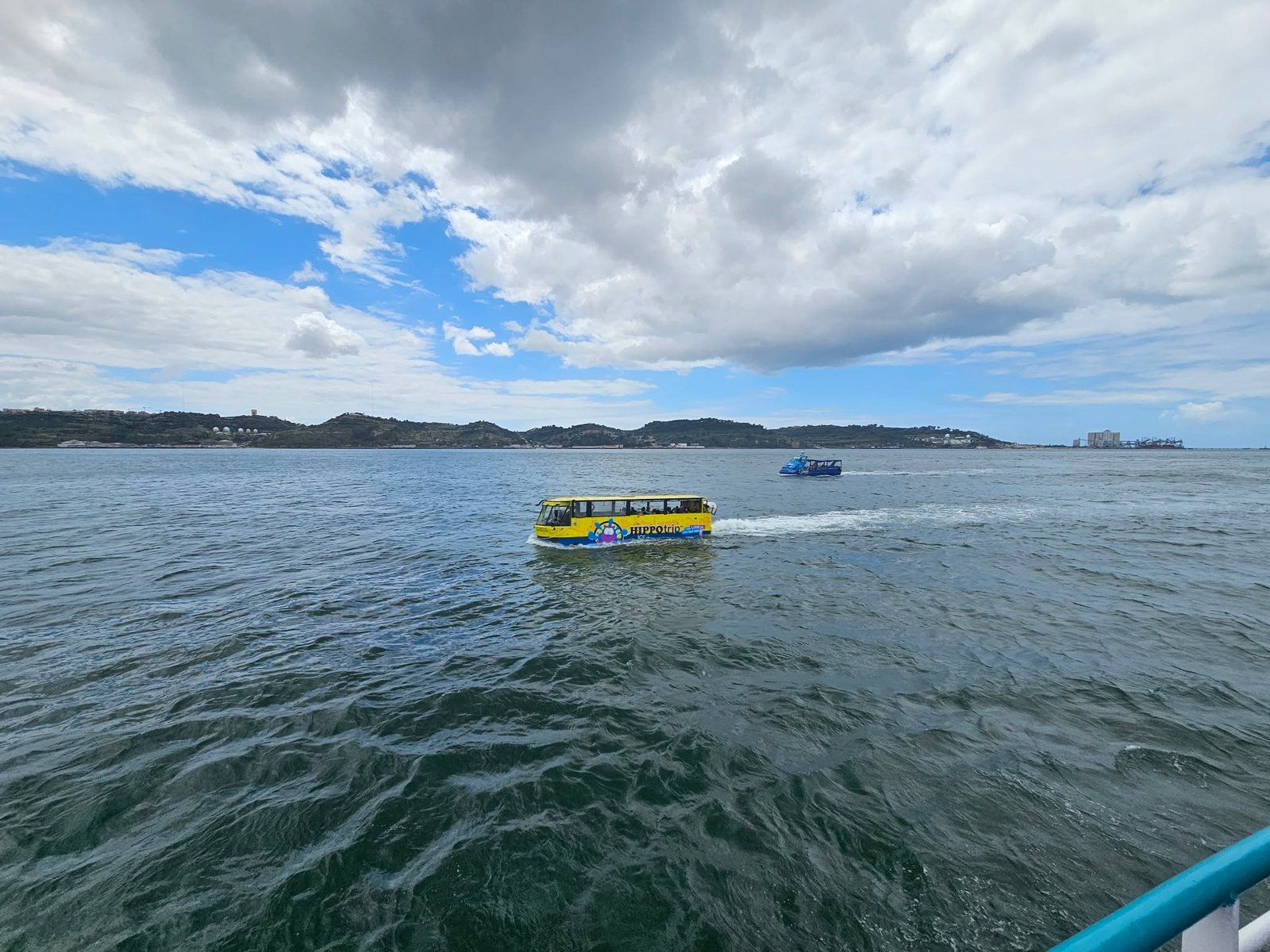 Hoje encontrámos o famoso Hippotrip no Rio Tejo. 🚌 Também já o viu pelas ruas de Lisboa? 

#passeiodebarco #boat #confortableinterior #interiordesign #riotejo #lisboa #privateboattour #tagusriver #lisbon #travel #sailing #visitportugal #portugal