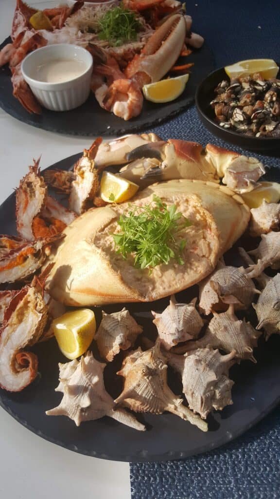 Plato de marisco con cangrejo, gambas y mejillones