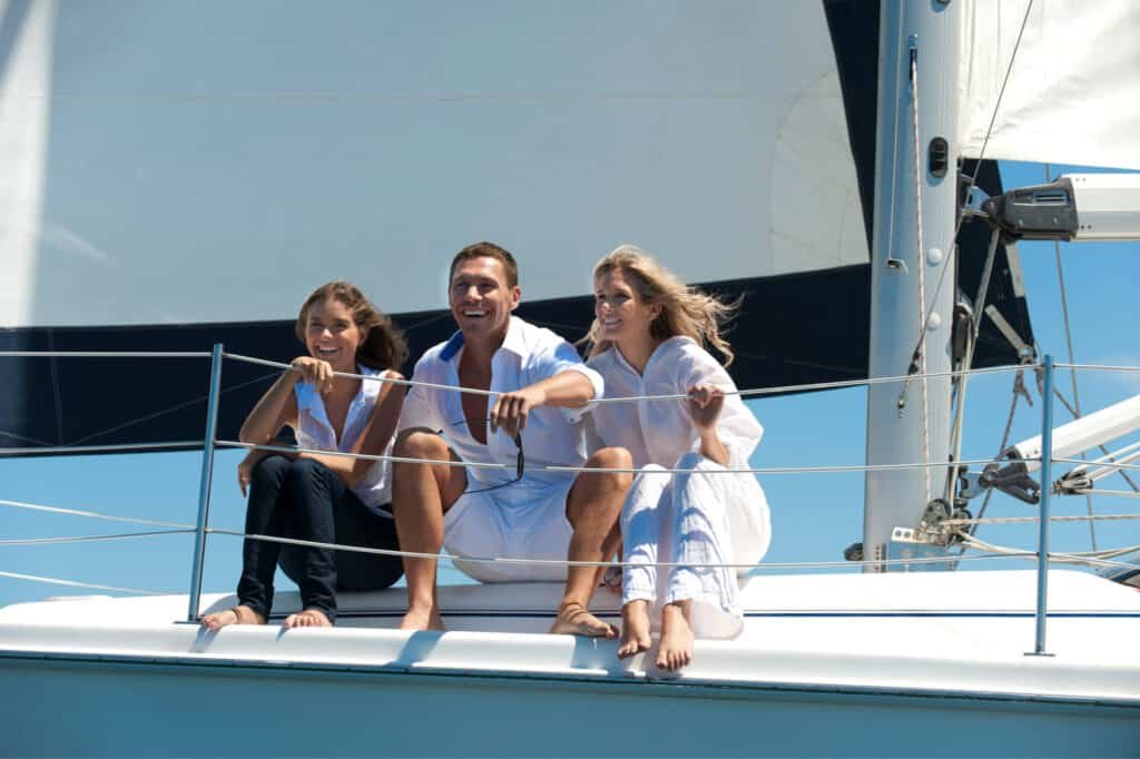 Família a desfrutar de um passeio num veleiro