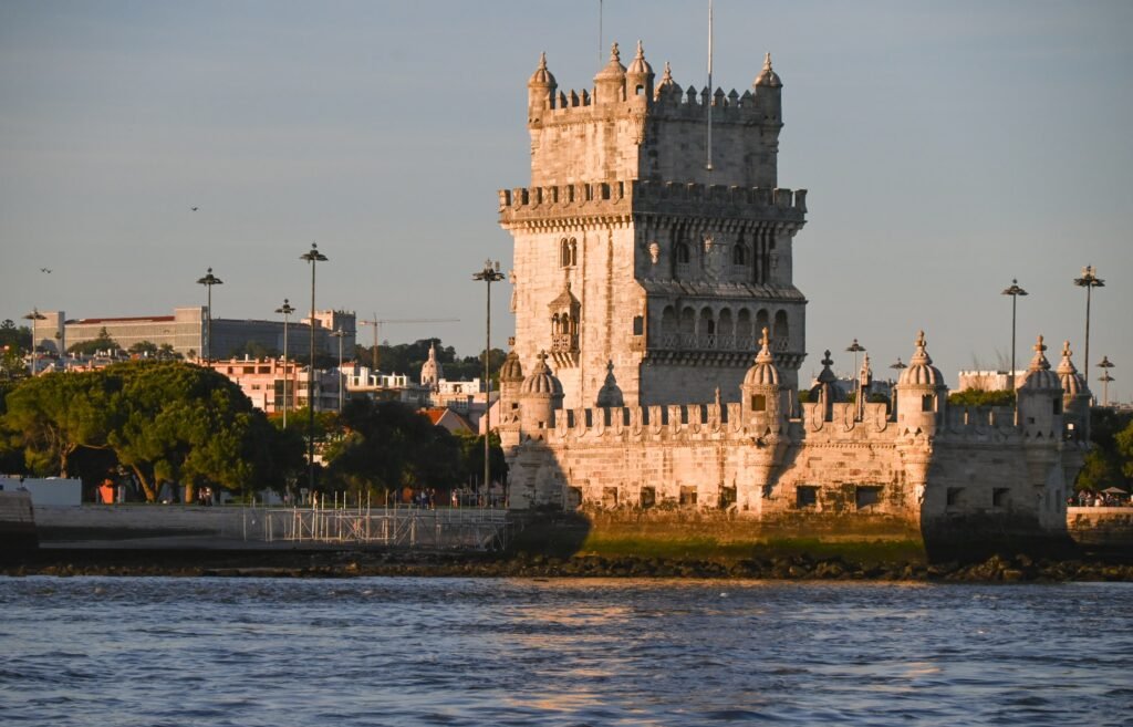 Torre de Belém observado durante um passeio privado de barco, no rio Tejo