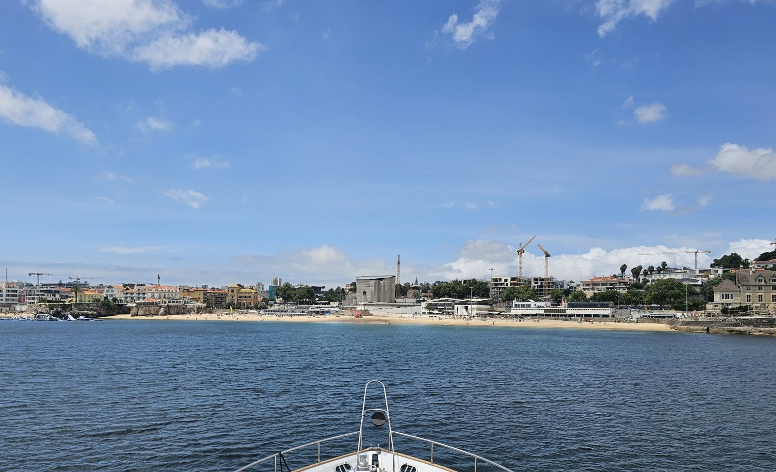 Cette perspective renforce le charme de Cascais en tant que destination touristique d’excellence, idéale pour les balades en bateau, le tourisme nautique et des expériences inoubliables au bord de l’océan.