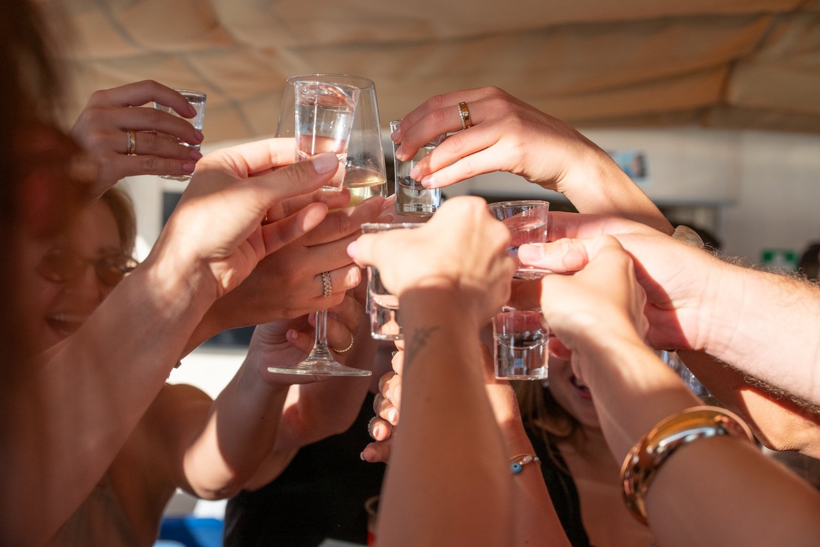 Brindis entre invitados en una fiesta de preboda en Lisboa, a bordo de una experiencia privada de Lisbon Sight Sailing en el río Tejo.