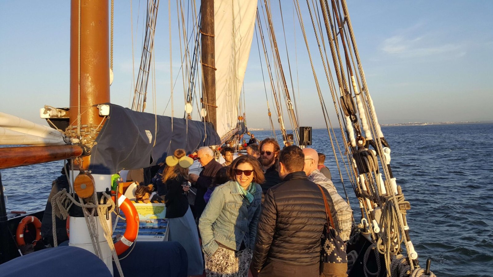 Personas conviviendo a bordo de un velero