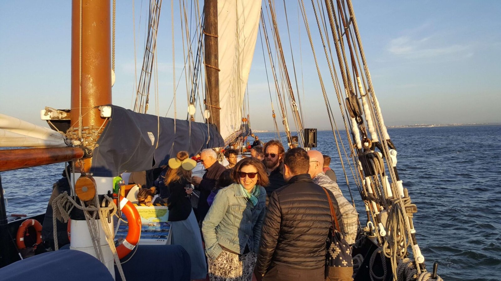 Personas conviviendo a bordo de un velero