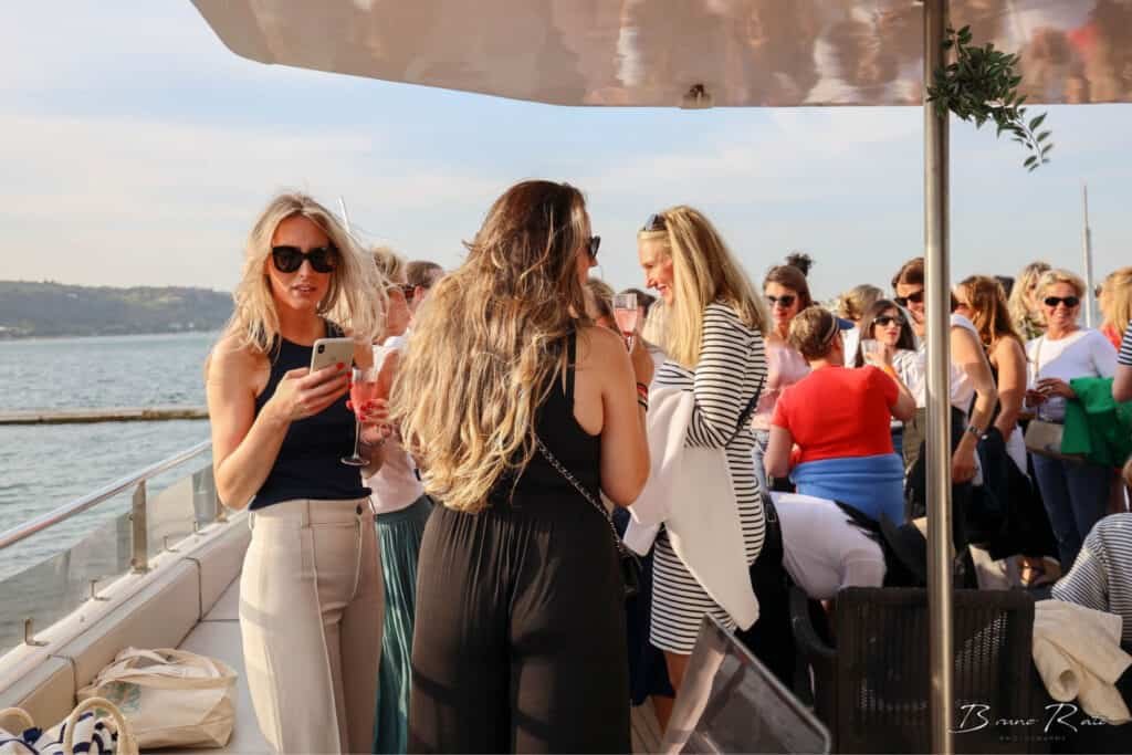 Personas en un catamarán divirtiéndose durante un evento corporativo