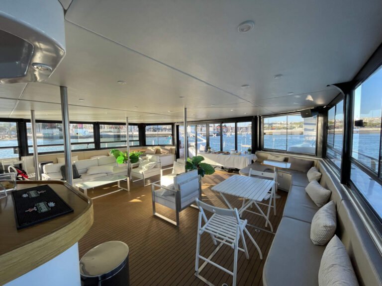 Panoramic and adaptable interior of a catamaran
