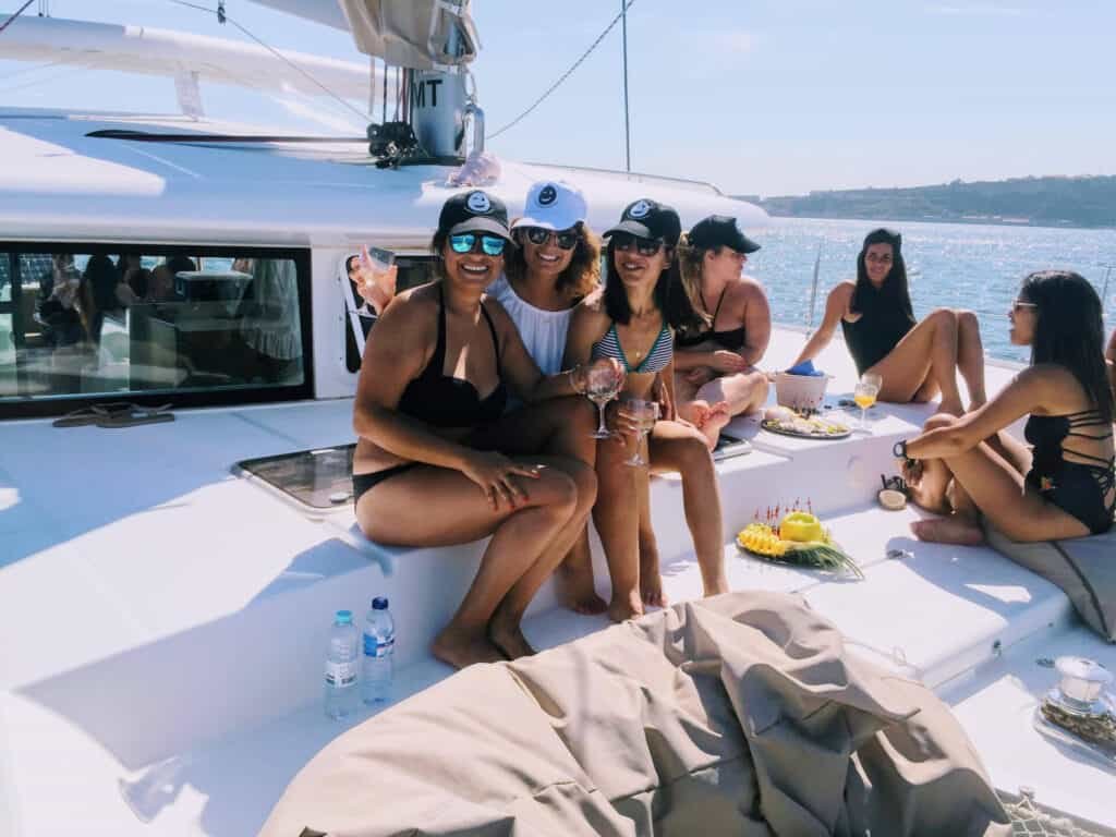Chicas divirtiéndose a bordo de un catamarán