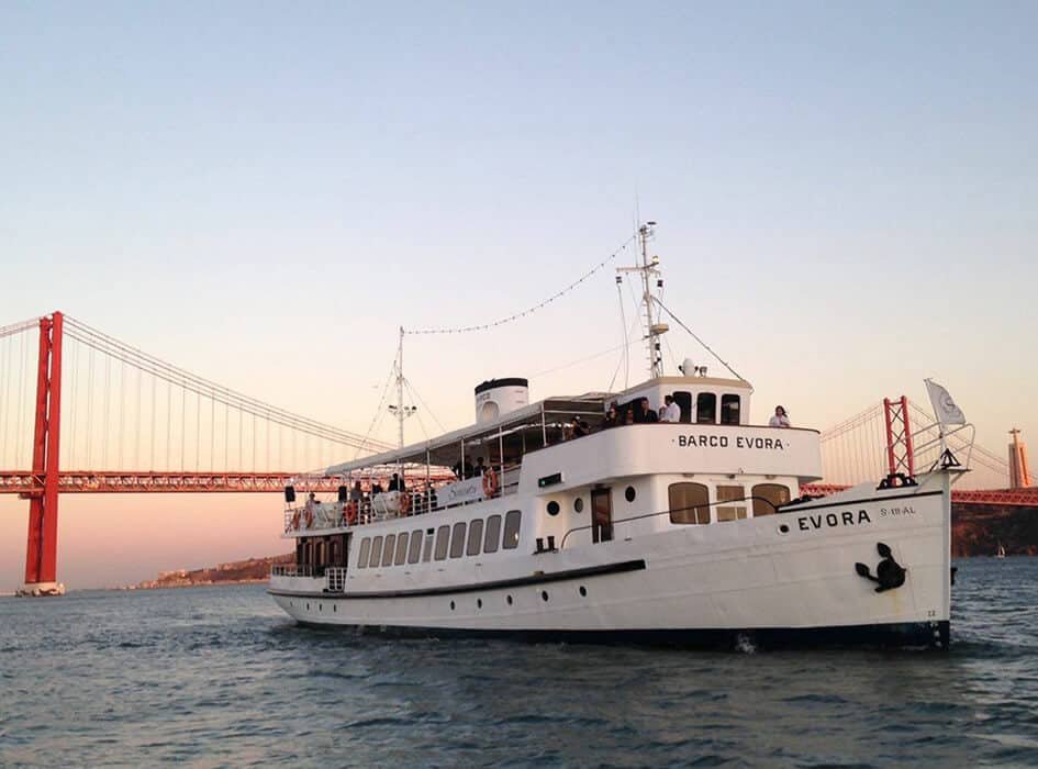 O imponente barco Évora a navegar no Tejo