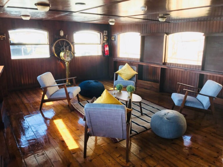 Évora Boat stern lounge