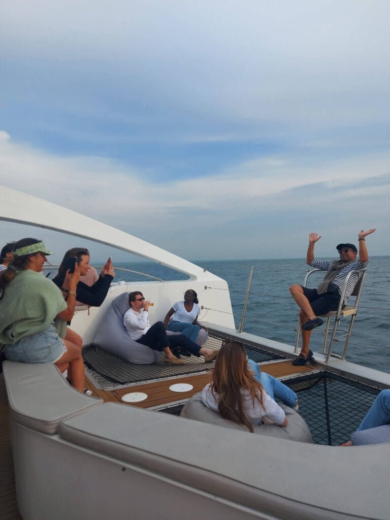 Grupo de personas en la proa de un catamarán