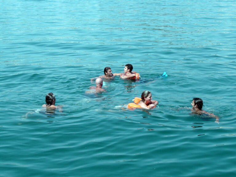 Pessoas a tomar banho de mar