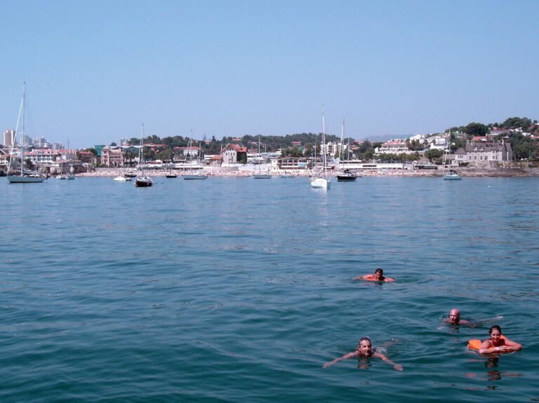Pessoas a tomar banho na baía de Cascais