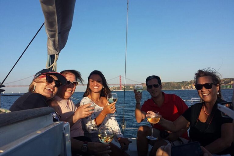 Grupos de amigos a brindar a bordo de um veleiro