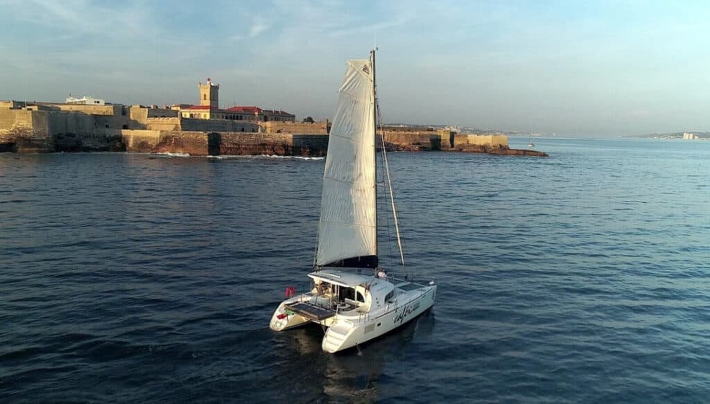 Catamarán con vistas al Fuerte de São Julião da Barra durante el paseo fluvial