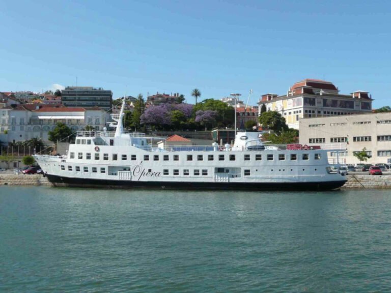 Ópera Ship (side view)