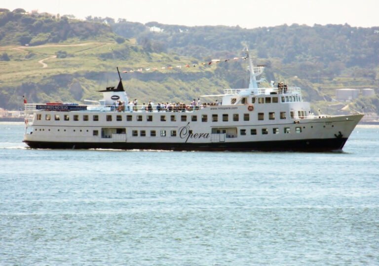Ópera ship (side view)