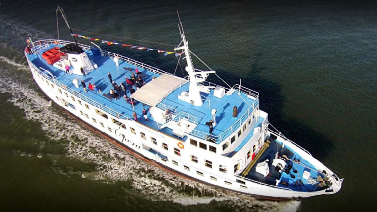 Ópera ship in motion
