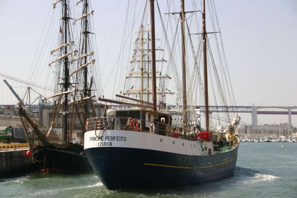 Majestoso veleiro. Dos maiores barcos do rio Tejo