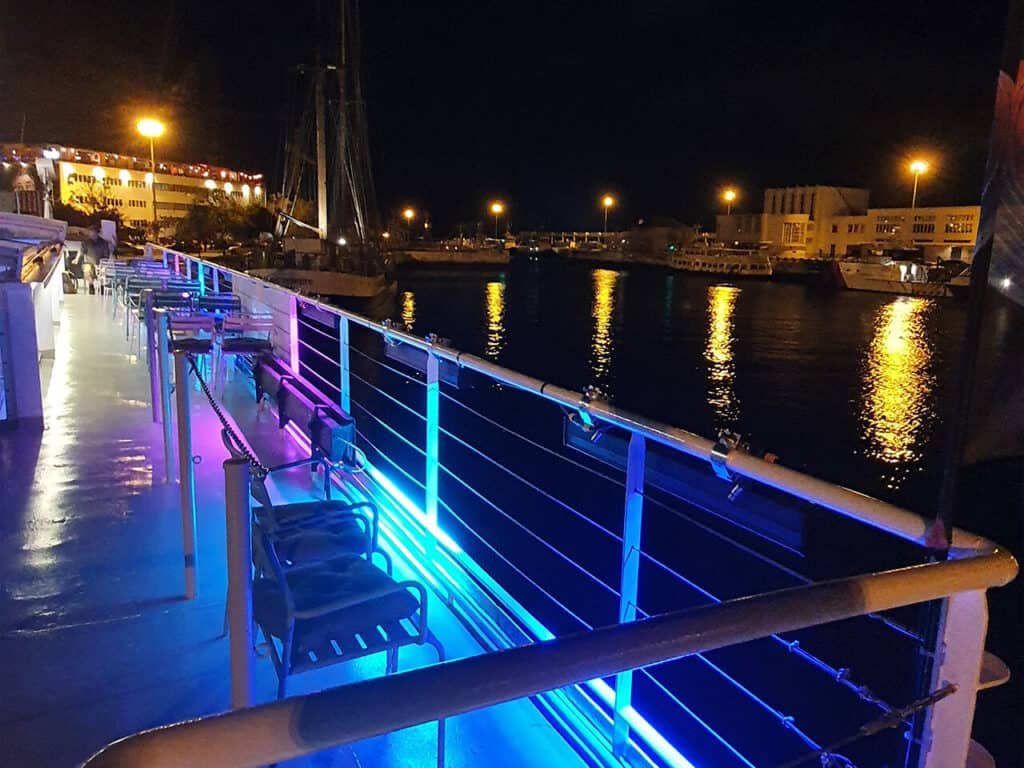 Navio iluminado com luzes neon