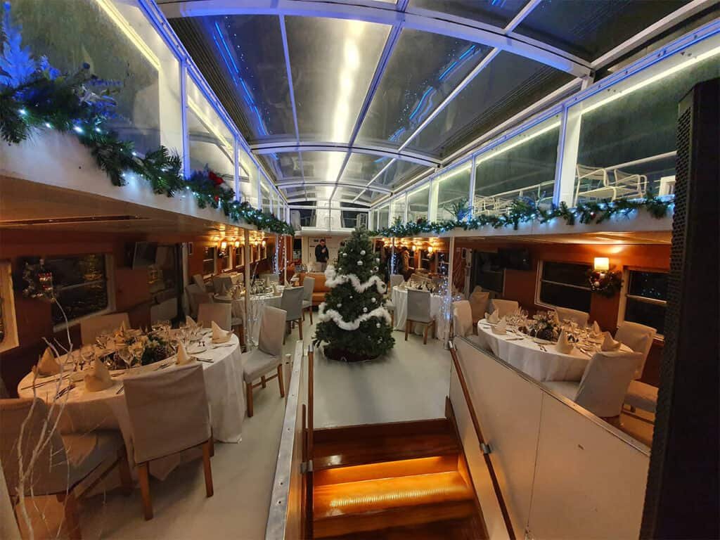 Interior do navio com decoração natalícia