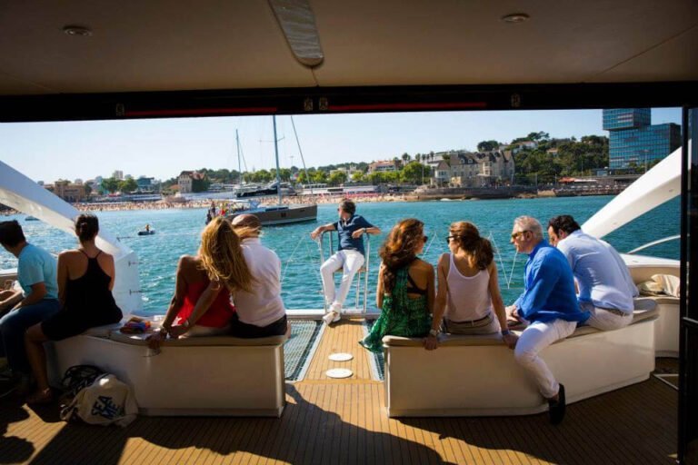 Pessoas a aproveitarem o dia de sol durante o passeio de barco