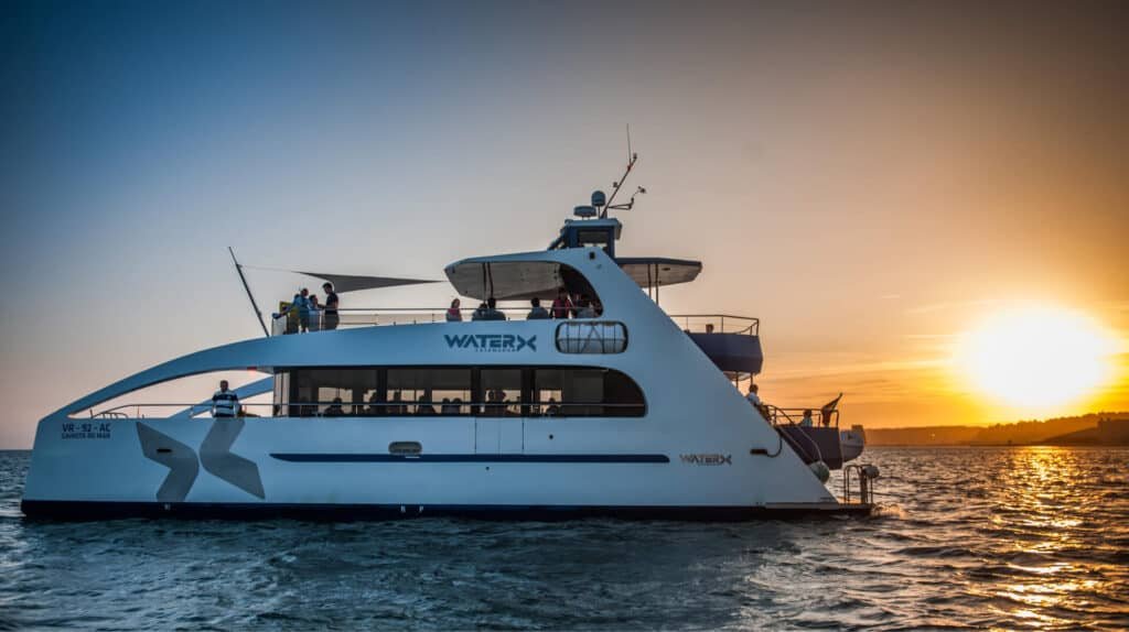 Momento del atardecer a bordo. Uno de los barcos más grandes del río Tajo