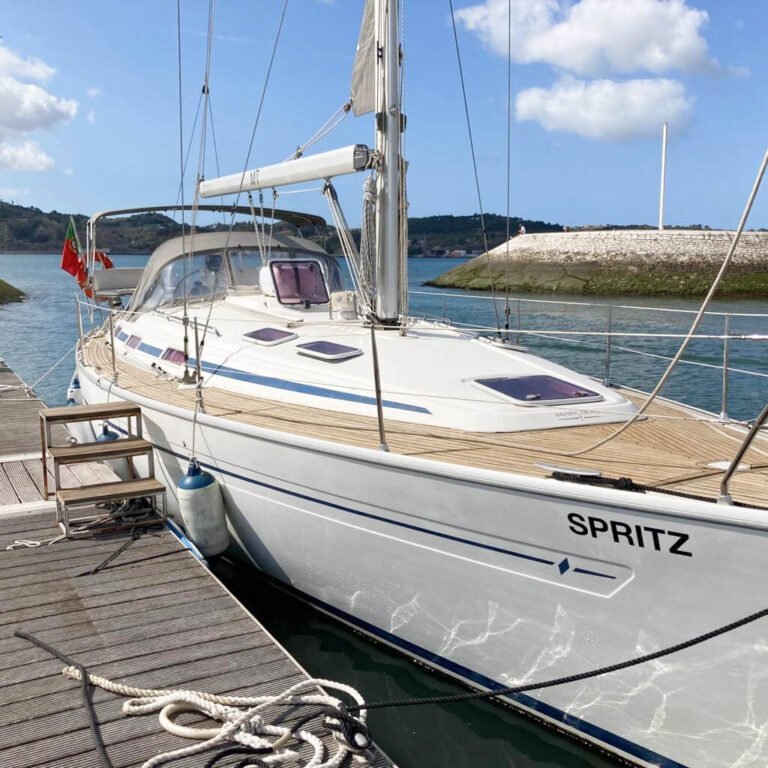 Velero atracado en el muelle